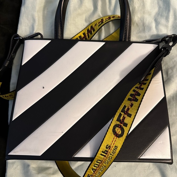 Off white crossbody leather bag 100% authentic - Picture 2 of 5
